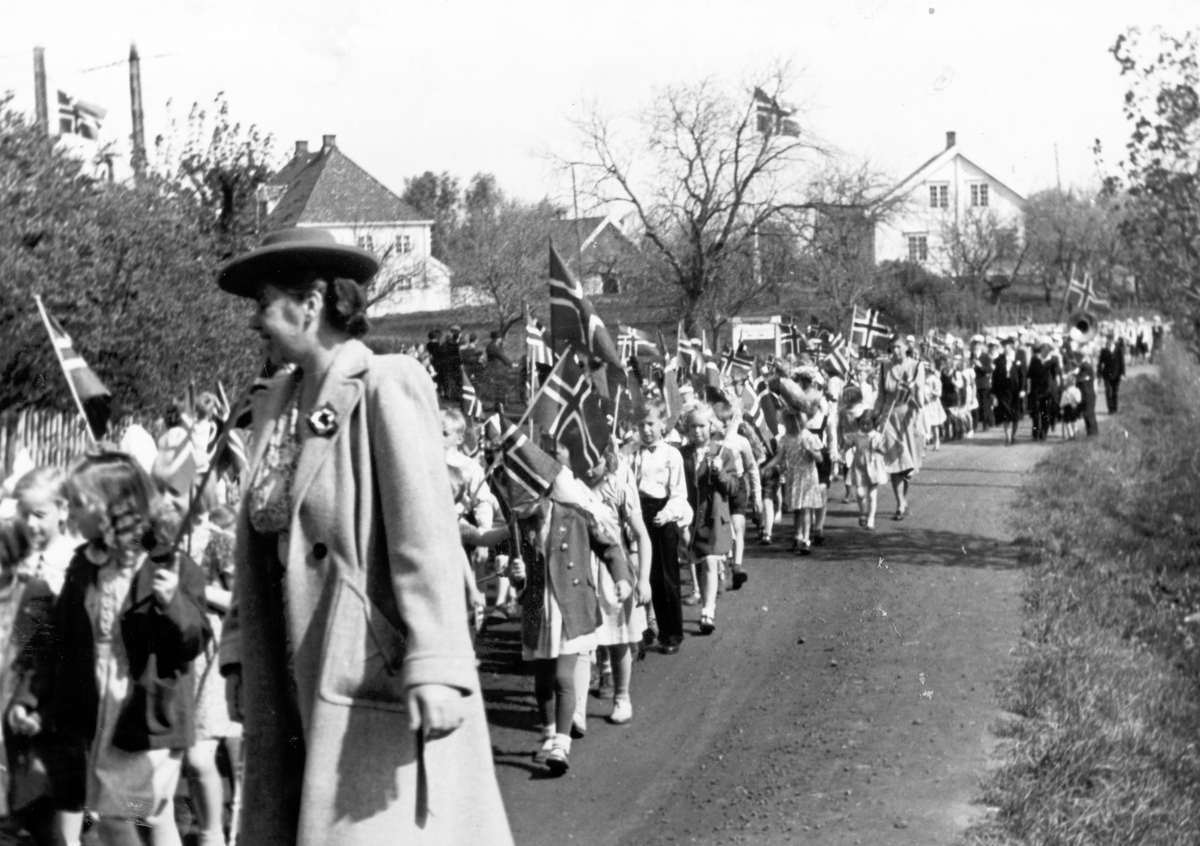 Anno Domkirkeodden, 17. mai 1947. Stange. Barnetoget runder Rud-svingen. Lærer Kirsti Guthus. Bak ses Sole Og Elstrand