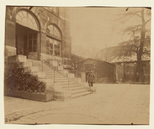 Eugène Atget, [Annexe de l'Hôtel-Dieu, cour Saint-Julien-le Pauvre]