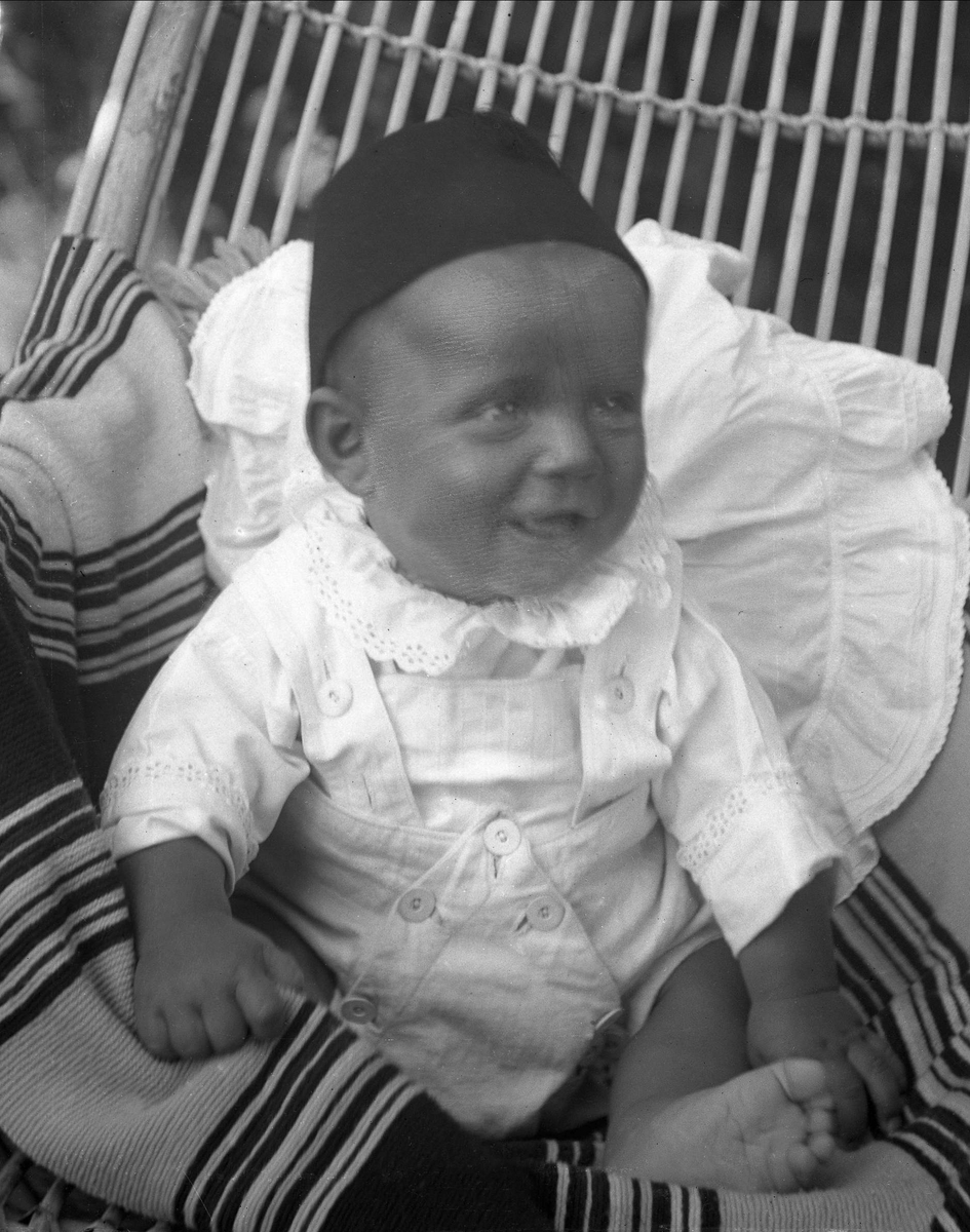 Gustav Borgen, Portrett, lite barn i en kurvstol. Hr. Arntsens barn, tatt på Bygdø.