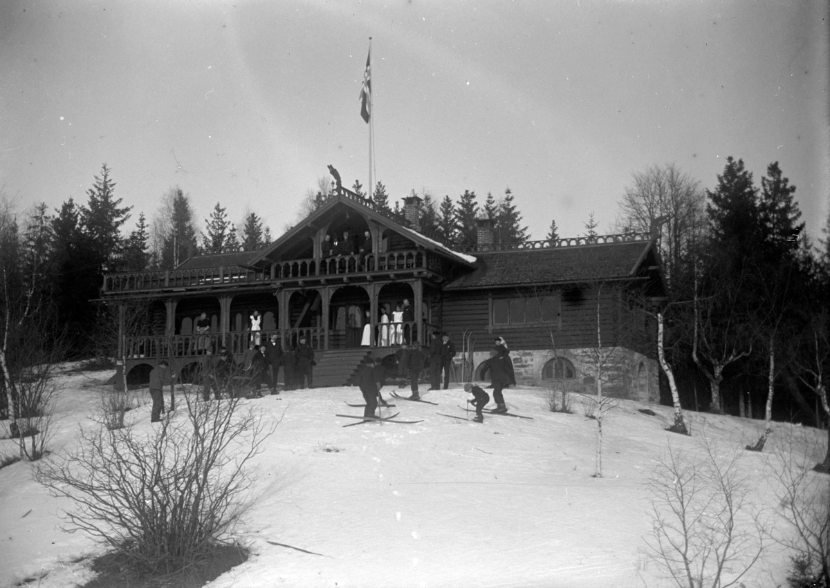 Johannes Larsen Alhaug, Skistua, Sportsstuen på Alhaug, Hamar. Utfartssted. Gruppe på ski utenfor.