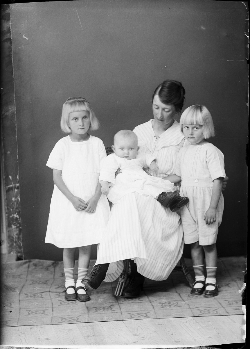 Skötsner-Edhlund, "Fru" Holmberg med barnen, från Östhammar, Uppland 1922