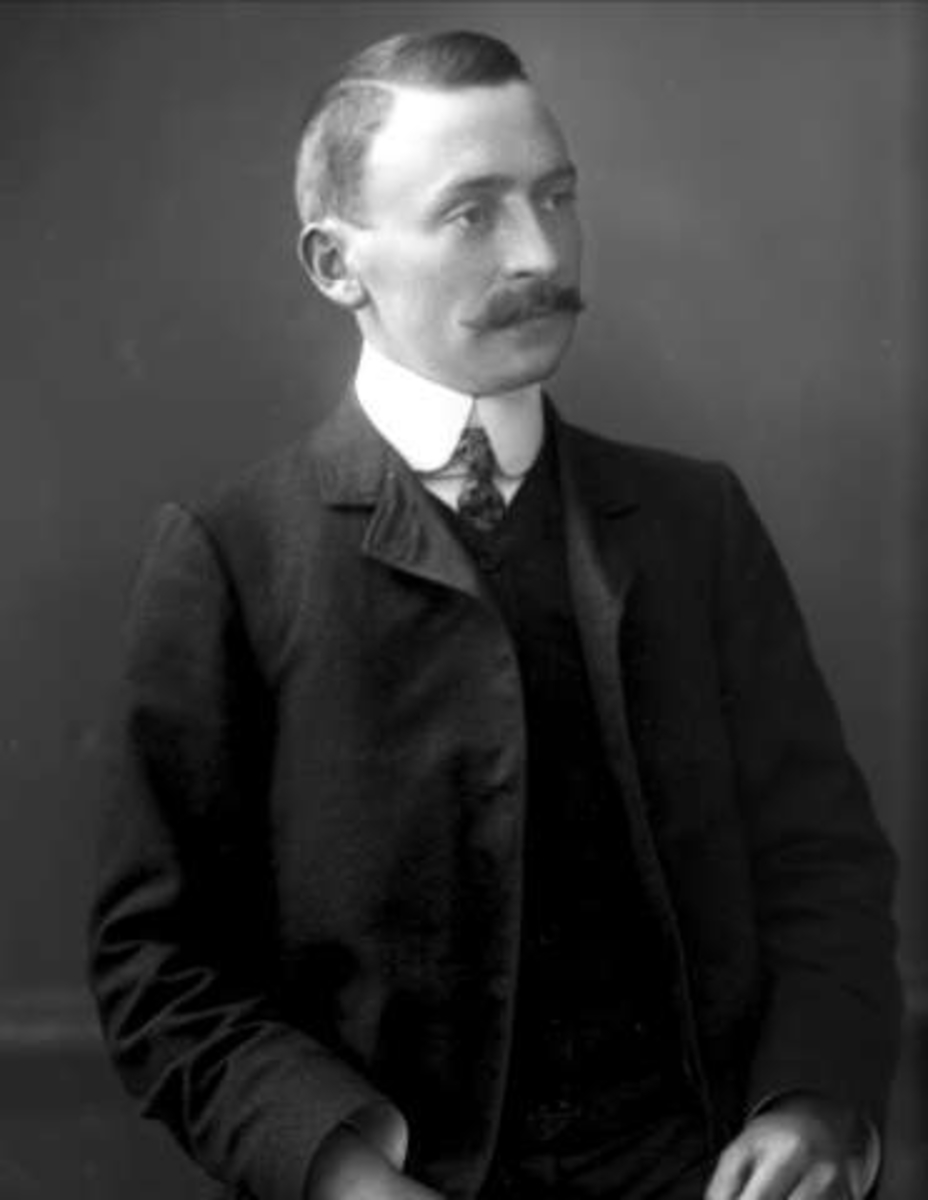 Gustav Borgen, Portrett, mann med dress. Stud.med. Amundsen.