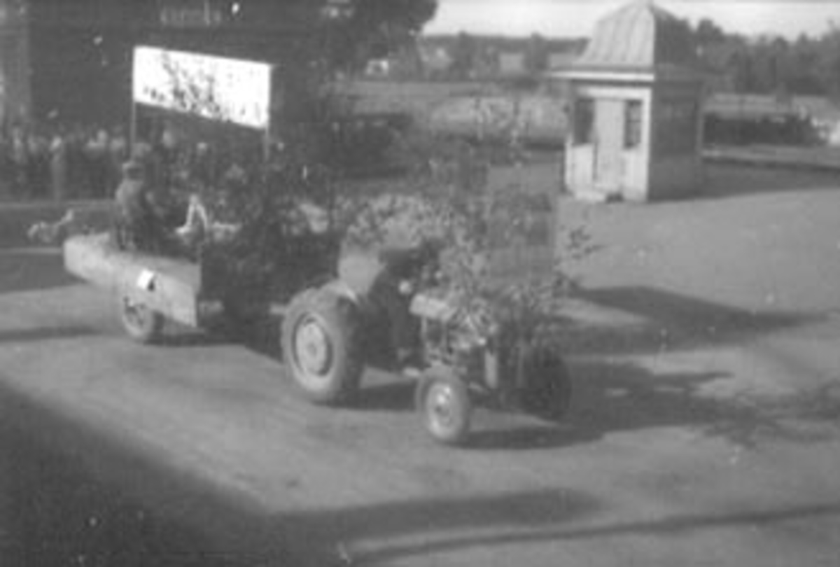 Anno Domkirkeodden, STANGEDAG, OPPTOG MED TRAKTOR MED HENGER VED STANGE STASJON