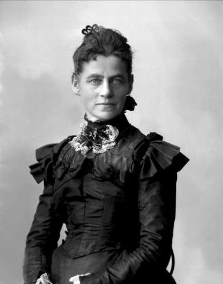Gustav Borgen, Portrett, kvinne i svart kjole. Fru Henriette Moe.