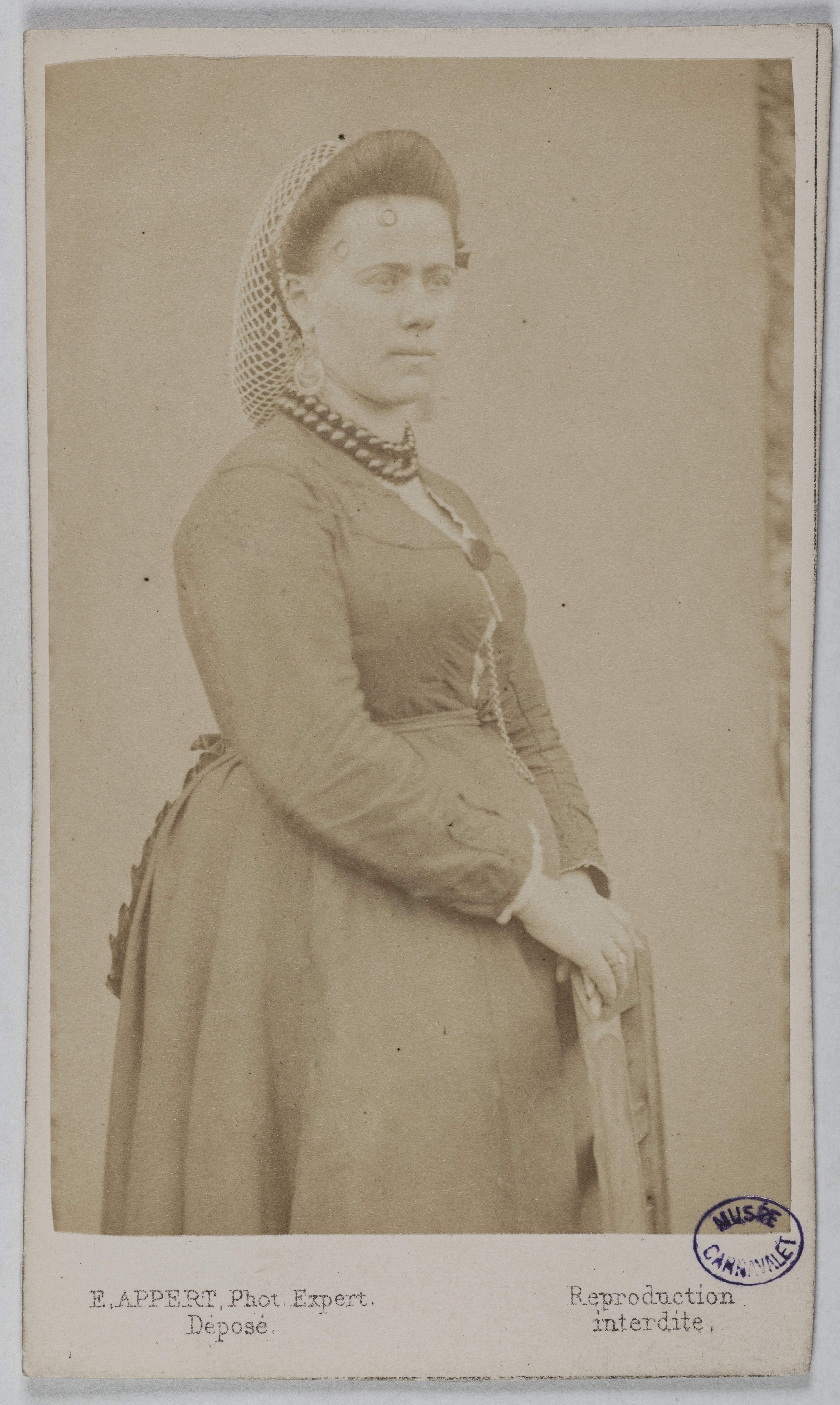 Ernest Charles Appert, Portrait de Angélina Gaudin (ou Courcelle), pris à la prison des Chantiers à Versailles. Commune de Paris, 1871.