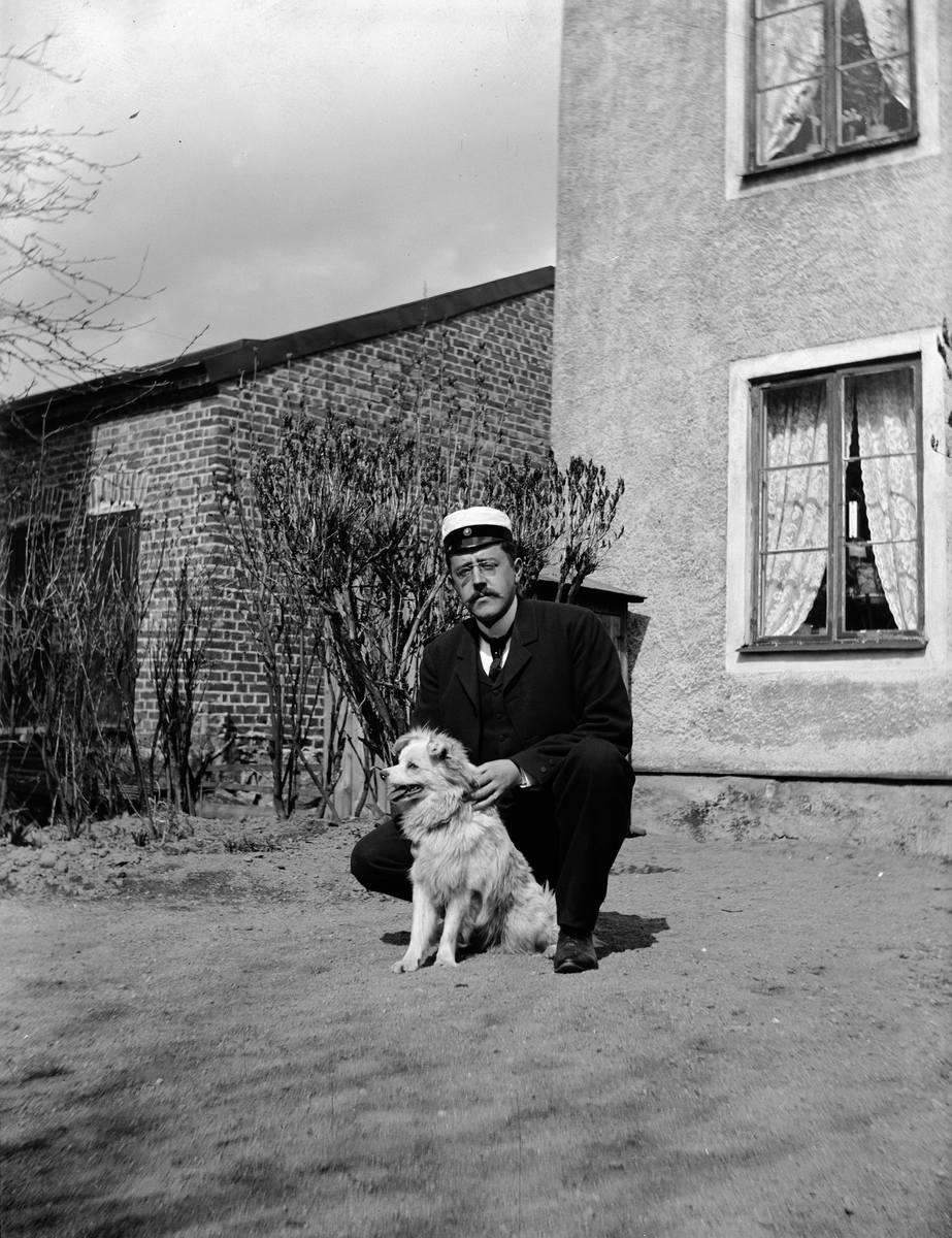 Carl Liljefors, Andreas Grill och hunden Lasko, kvarteret Edda, Svartbäcksgatan 37, Uppsala 1900 - 1901