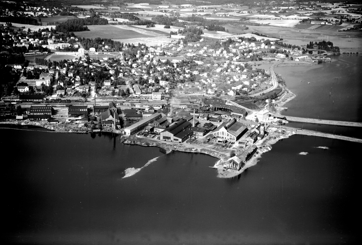 Widerøes Flyveselskap A/S, FLYFOTO HAMAR JERNSTØPERI, JERNBANEVERKSTEDET, (HAM-JERN), ESPERN