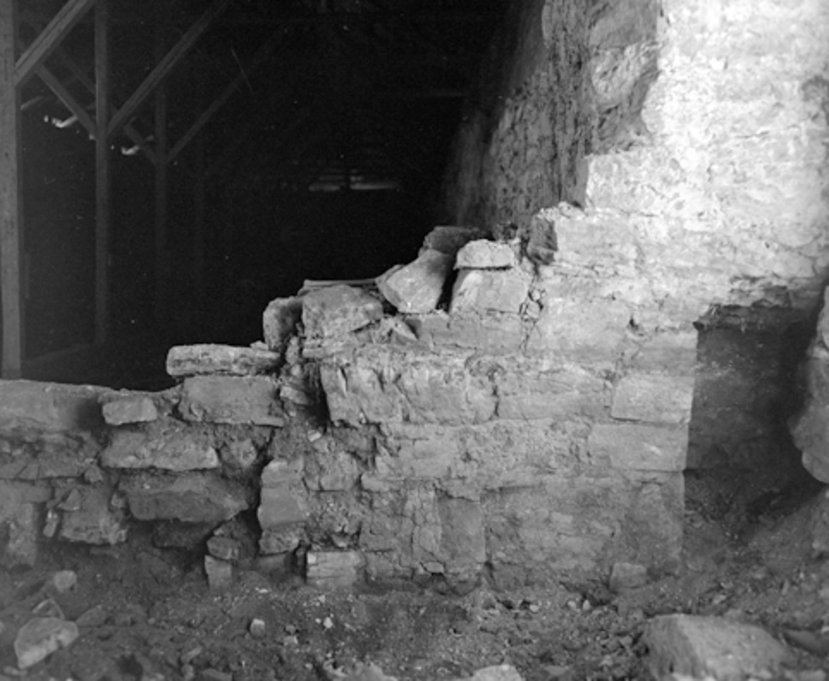 Anno Domkirkeodden, Arkeologiske undersøkelser i Hamar bispegård 1947. Borgporten, sydsiden, vaktrommet.