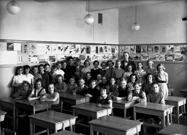 Sven Lindskog, Almby Östra skola, klassrumsinteriör, 36 skolbarn med lärare Erik Österling. Klass 4Oo, sal 4.
