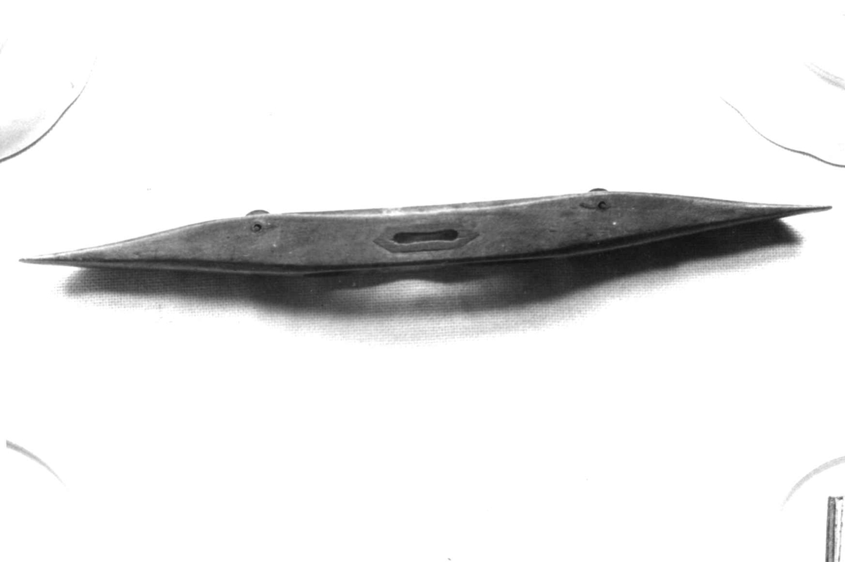Anna Grostøl, Skyttel med innfelt mørkt tre, til vev. Røros, Sør-Trøndelag 1939.