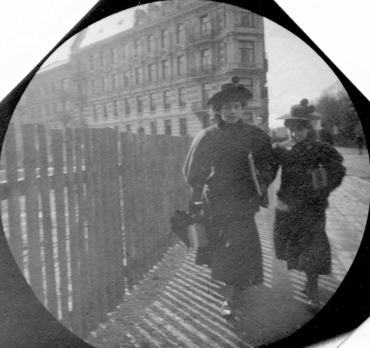 Fredrik Carl Mülertz Størmer, Frøken Valborg Schou og ei jente spaserer i daværende Drammensveien i Oslo. Henrik Ibsens gate ved Slottsparken.
