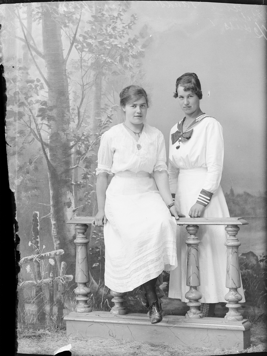 Skötsner-Edhlund, Ateljé Portrait - Two Women, Östhammar, Uppland 1918
