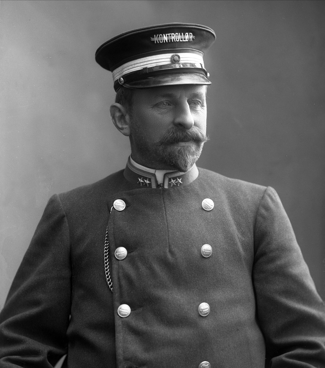 Gustav Borgen, Portrett, J. Petersen i uniform som kontrollør/inspektør ved Christiania Sporveisselskap..