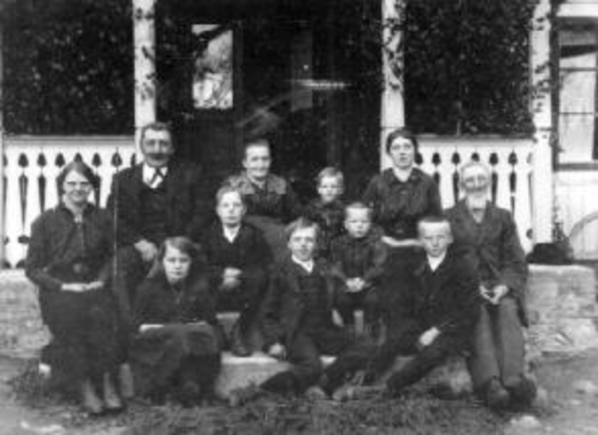 Anno Domkirkeodden, Familien Kongsrud på Lie øvre, Nes, Hedmark. Bak er Anders (1865-1925), Klara (1868-1954), Mathias (1911-1982), Jenny (1898-1982). I midten er Marie (1896-1918), Torgeir (1903-1969), Mons (1911-1974), gamle Jacob (1820-1906), Anna (1905-1894) (gift Hoelstad), Jacob (1900-1947), Morten (1902-1984).