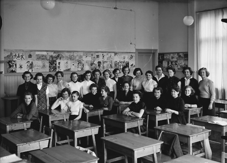 Sven Lindskog, Almby Norra skola, klassrumsinteriör, 25 flickor med lärarinna fru Lisa Neijbert-Johansson. Klass 8F, sal 1.
