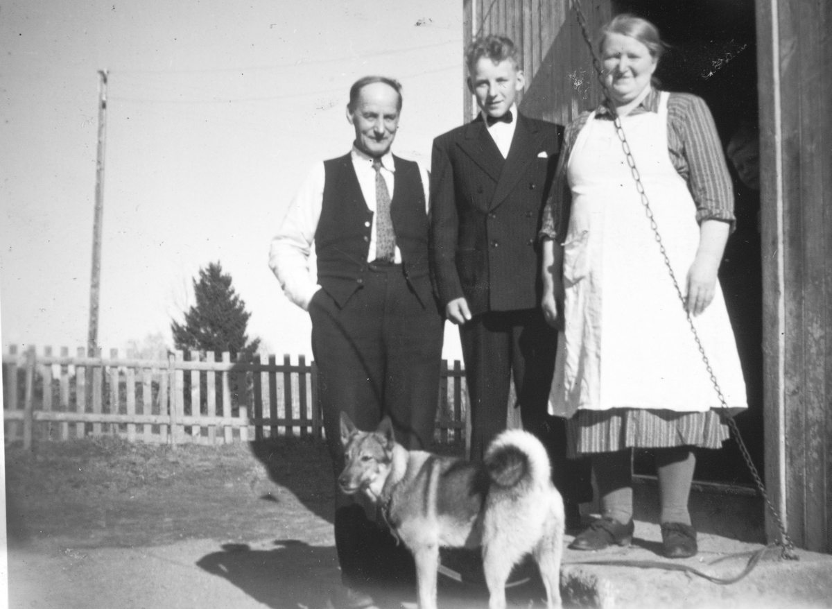 Ukjent, Gruppebilde 3 personer: Petter og Agnes Nyhagen med sønnen Petter i midten. Slettvoll, Vang H.
