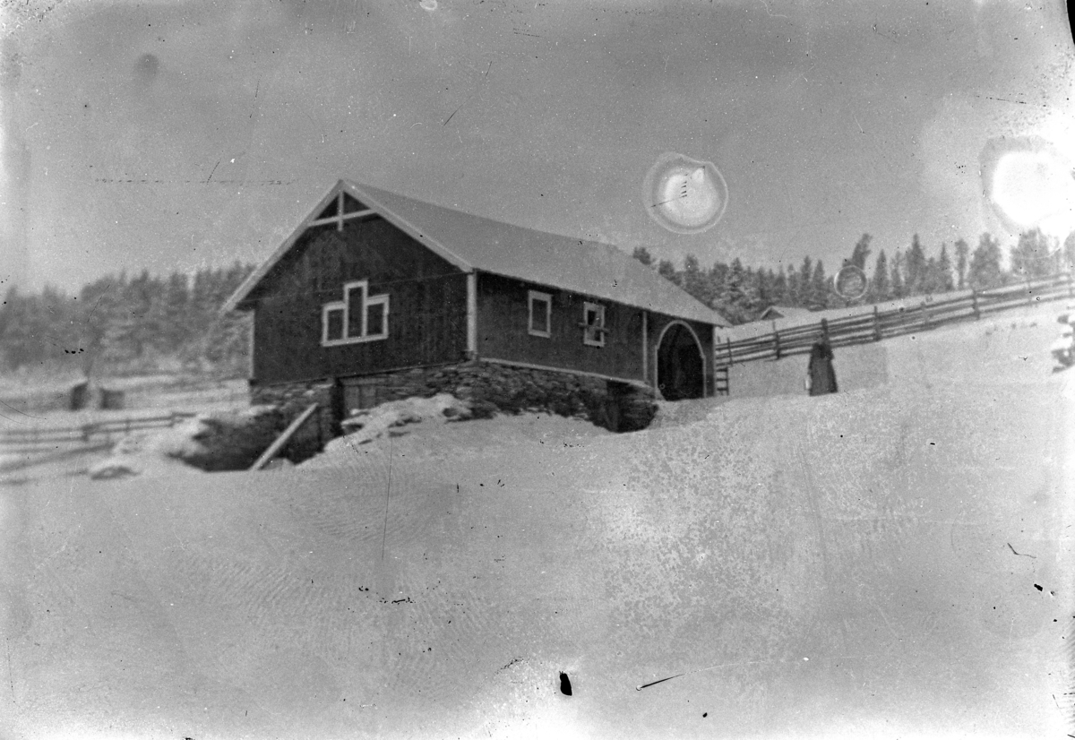 Johannes Larsen Alhaug, Ukjent gårdsbygning.