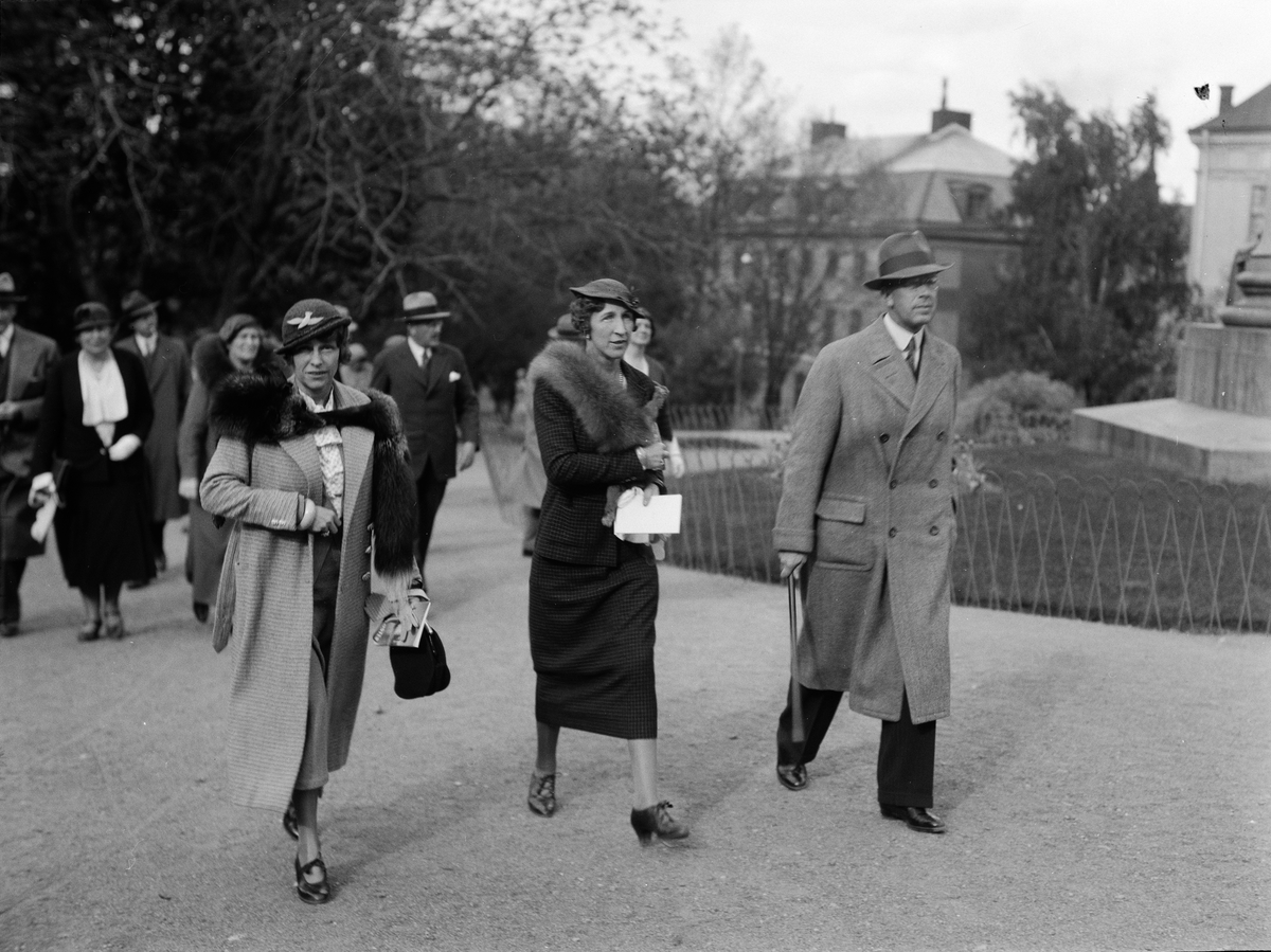 Paul Sandberg, Crown Prince Gustaf Adolf with members from the Danish Association of the Venner Museum of Fine Arts in the University Park