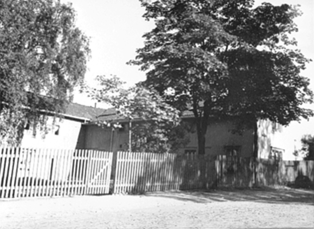 Anno Domkirkeodden, EKSTERIØR STANGEVEGEN 66, PORTEN, SETT FRA HOLMEGATA