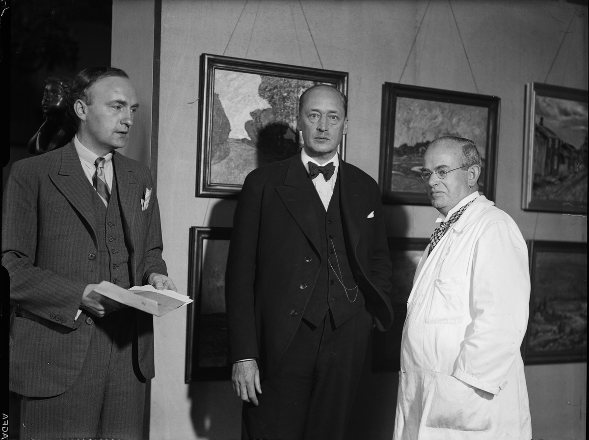 Paul Sandberg, "Förnämlig utställning av uplandskonst" - intendent Nils Ålenius, landssekreterare Elias Stenius och utställningskommissarie Bernhard Berg, Upplands konstförenings utställning, Uppsala september 1936