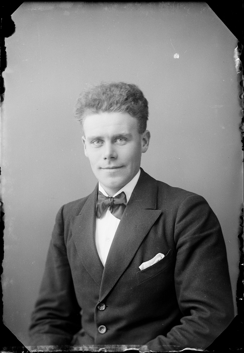 Skötsner-Edhlund, Ateljéporträtt - Uno Bauman från Västra Tvärnö, Harg socken, Uppland 1923
