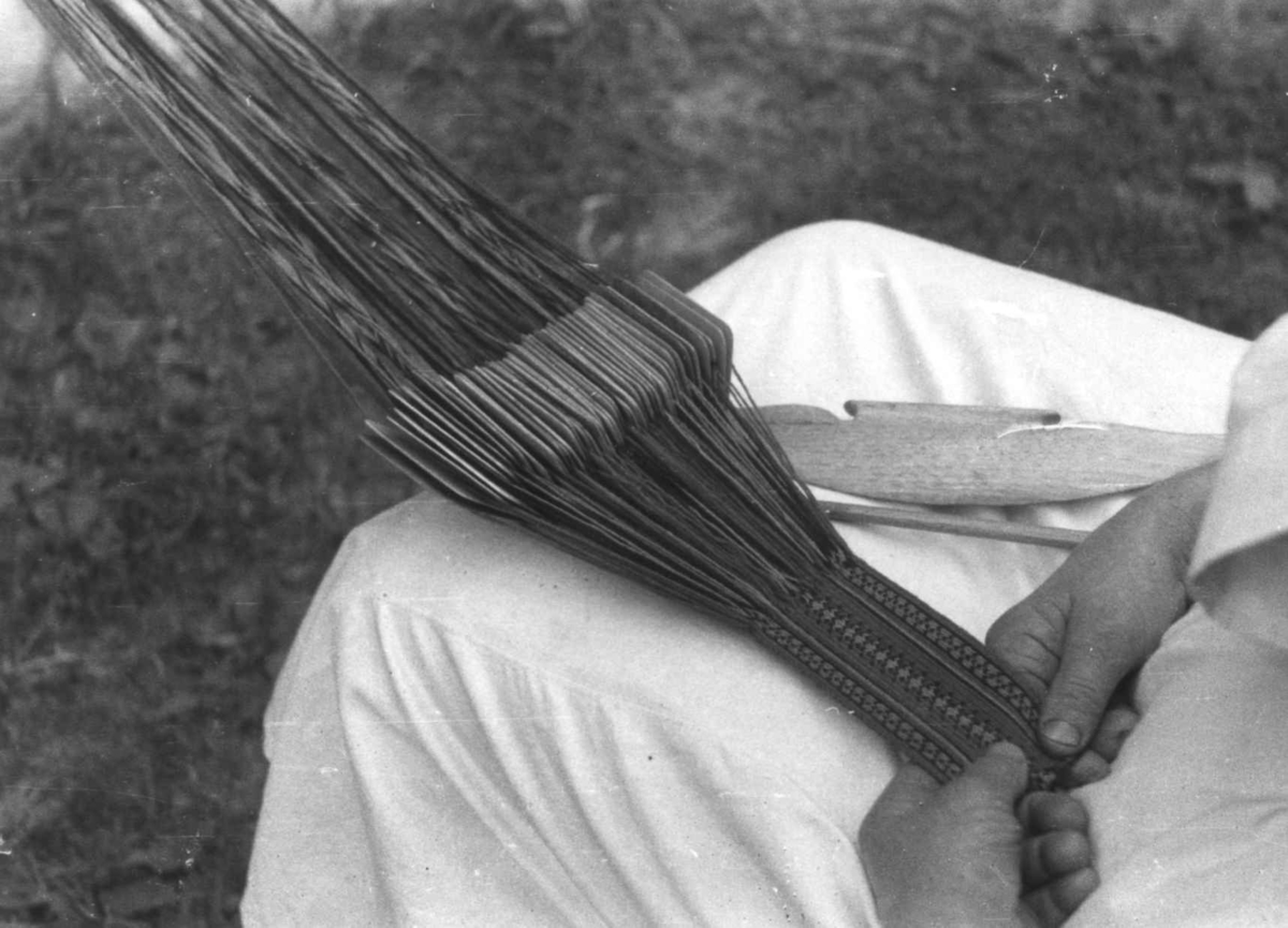 Anna Grostøl, Bø, Telemark 1940. Brikkeveving. Anne Kåsine vever belte.