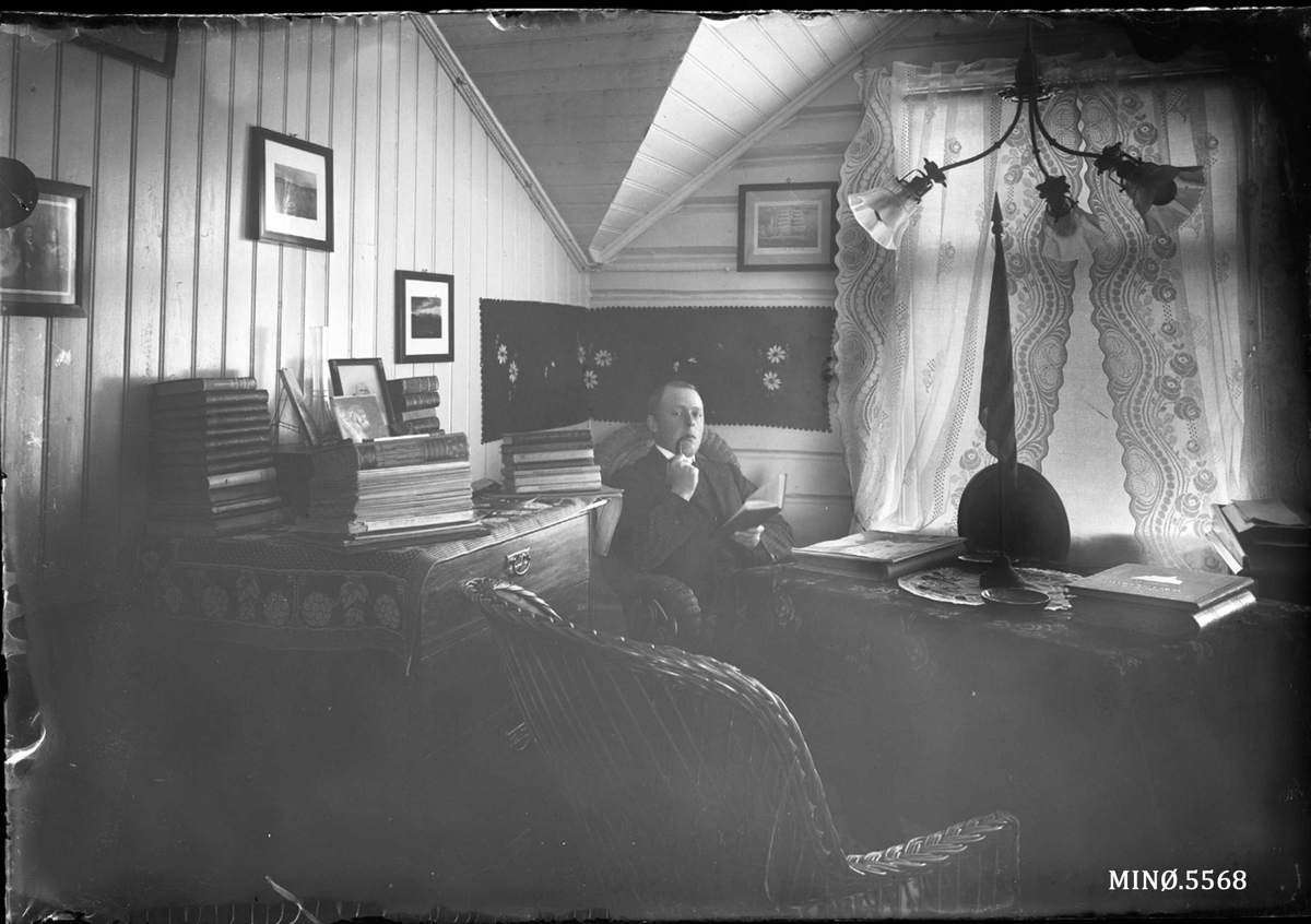 Oscar Holte, Portrett, person, klær, inventar