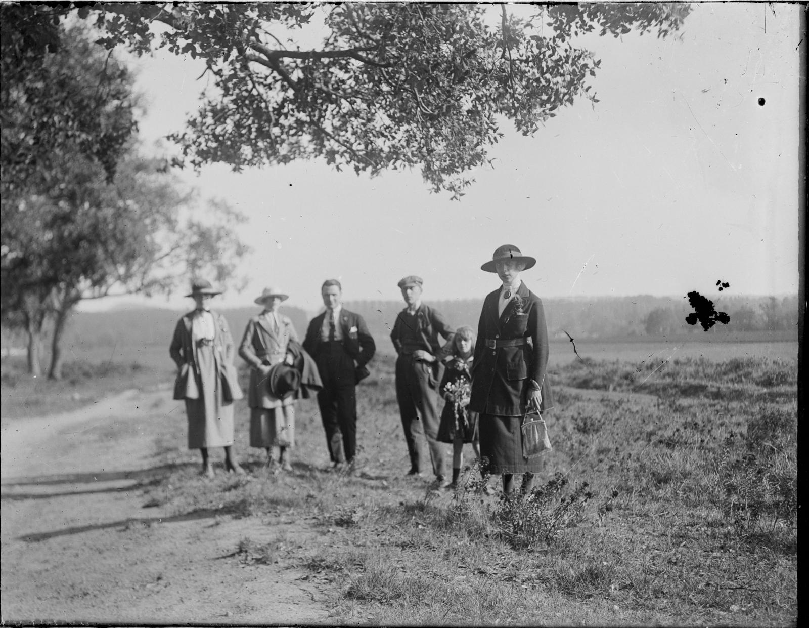 Desconegut, [Portrait during an excursion]