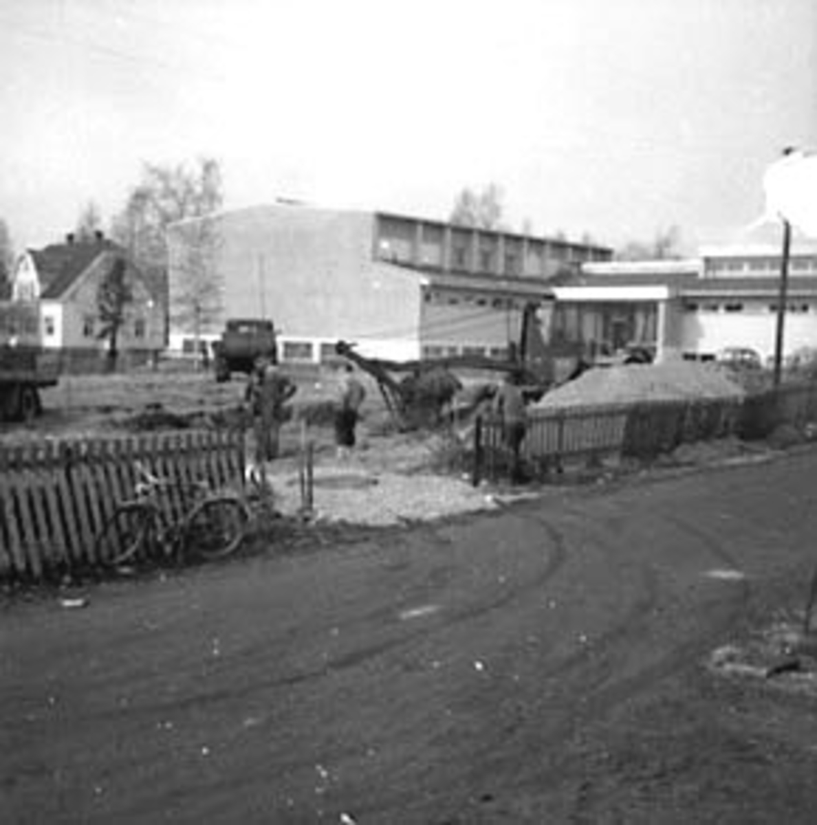 Anno Domkirkeodden, TOMTA TIL SKOLEGATA 12, KLARGJØRING TIL BYGGING, GRAVEMASKIN, I BAKGRUNNEN STANGE REALSKOLE