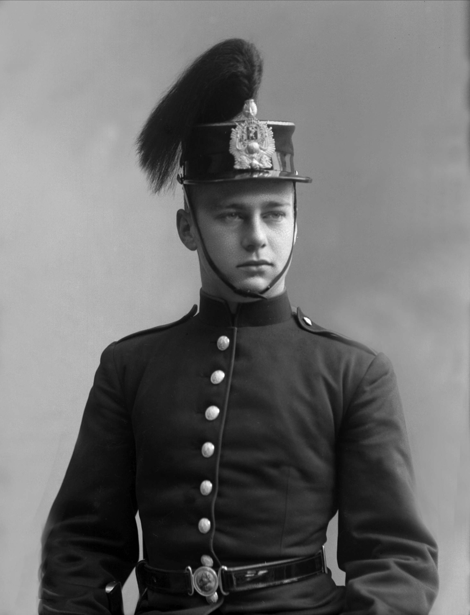Gustav Borgen, Portrett, mann i kadettuniform.