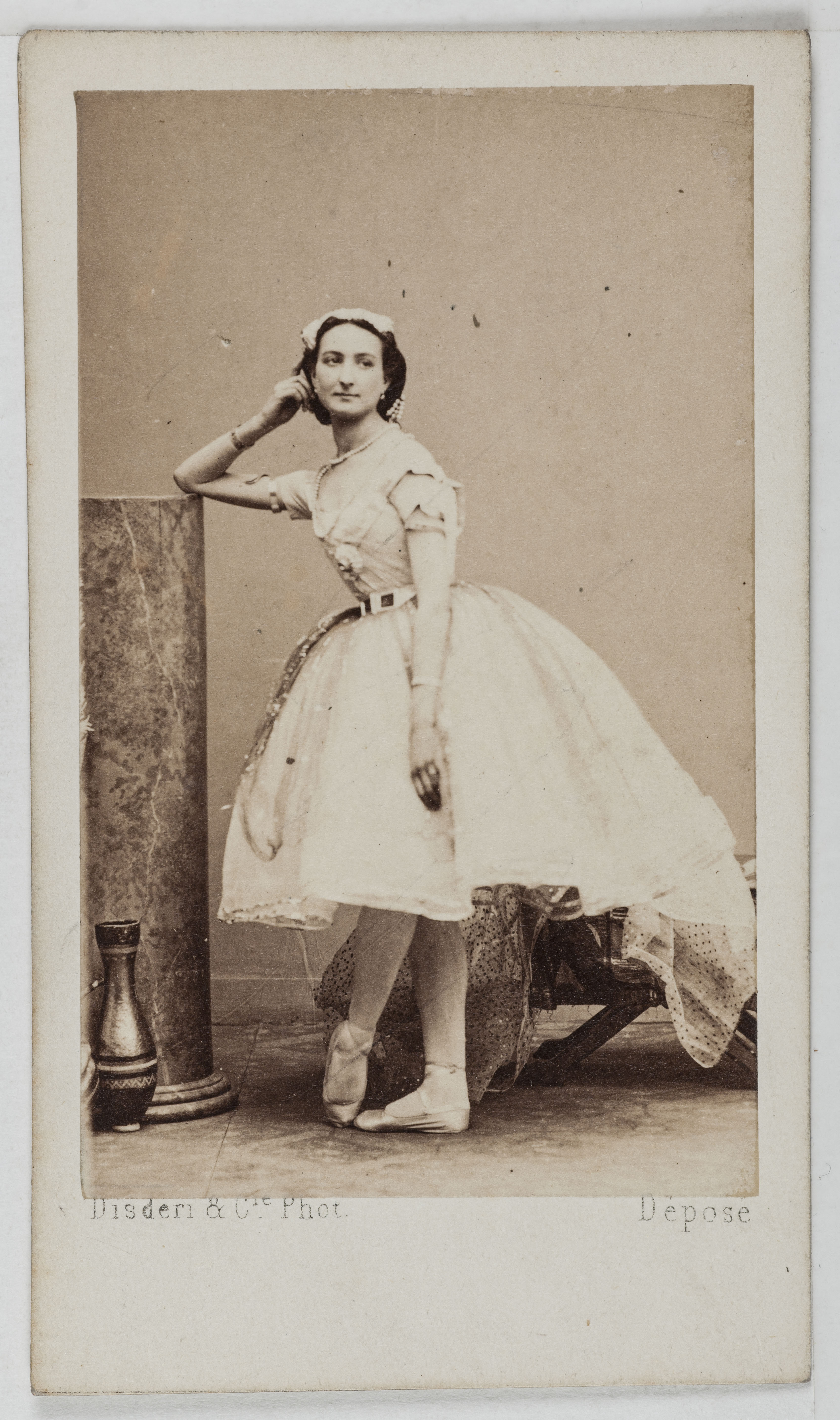 Disderi & Cie, Portrait de Parent, danseuse au Théâtre des Bouffes Parisiens et au Théâtre de la Porte Saint Martin.