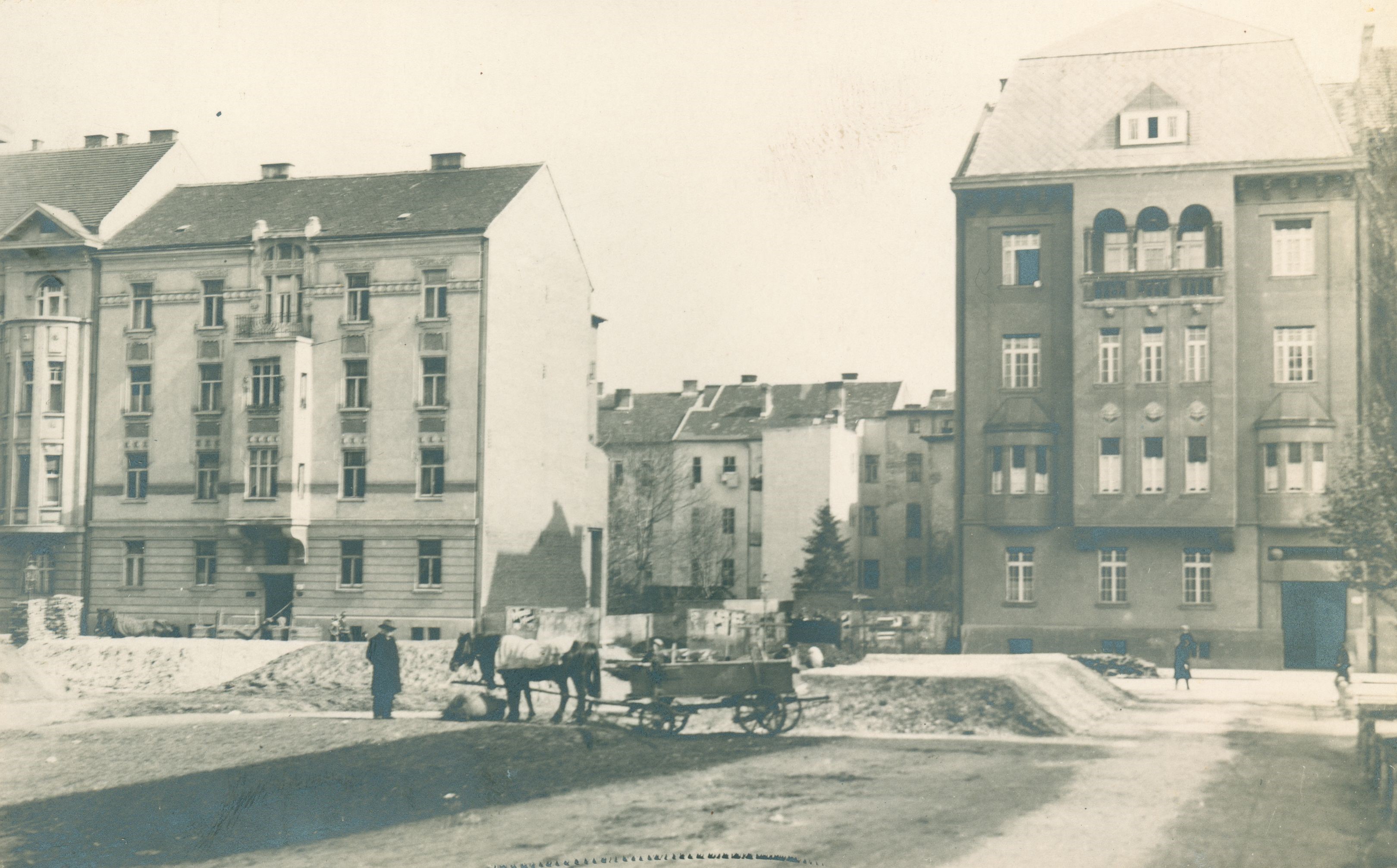 Vladimir Horvat, Zagreb - Marulićev trg, istočna strana