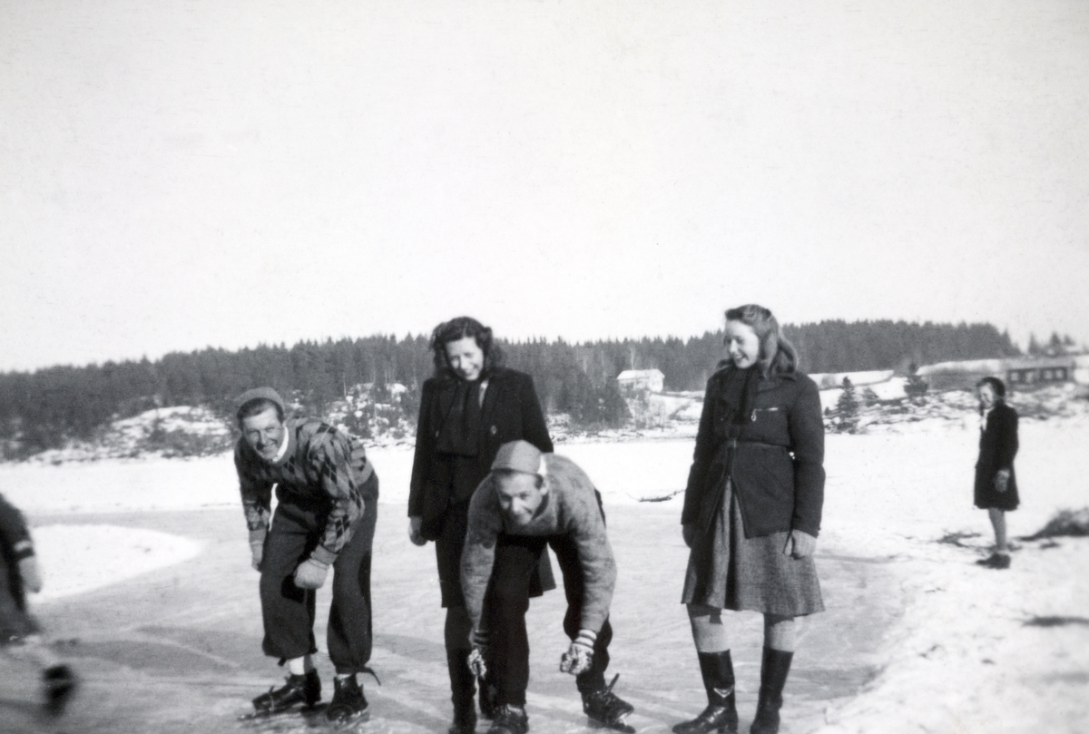 Anno Domkirkeodden, SKØYTELØPERE PÅ MJØSA, FRITIDSAKTIVITET. F. V. ALF PEDERSEN, SVANHILD HAGEN, ASBJØRN JOHANSEN, INGER SYVERINSEN, MARGRETHE PEDERSEN MITRUD, PÅ MJØSISEN UTENFOR FRANGSTØEN OG NORDHAGEN. SE ÅRBOK 2007