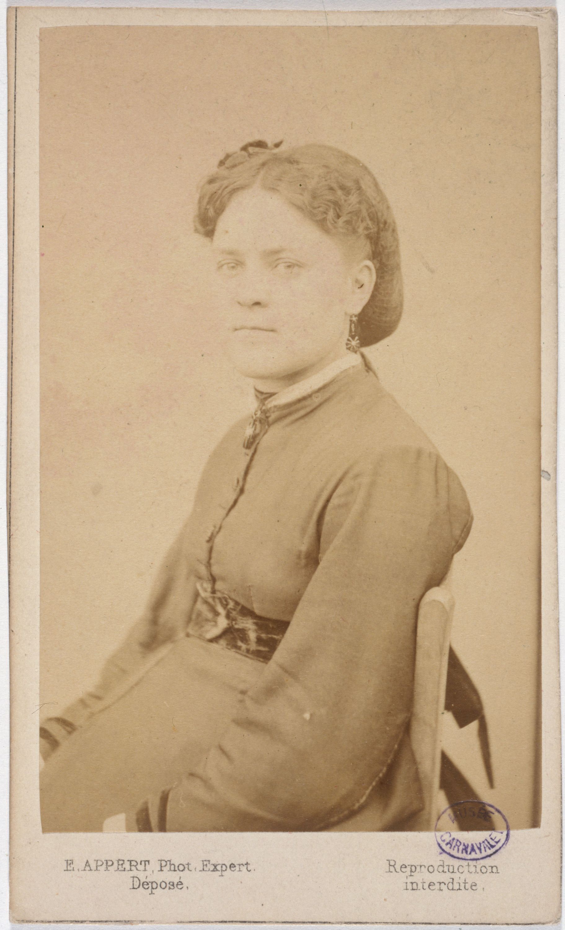 Ernest Charles Appert, Portrait de Mademoiselle Laure, , pris à la prison de Versailles. Commune de Paris en 1871.
