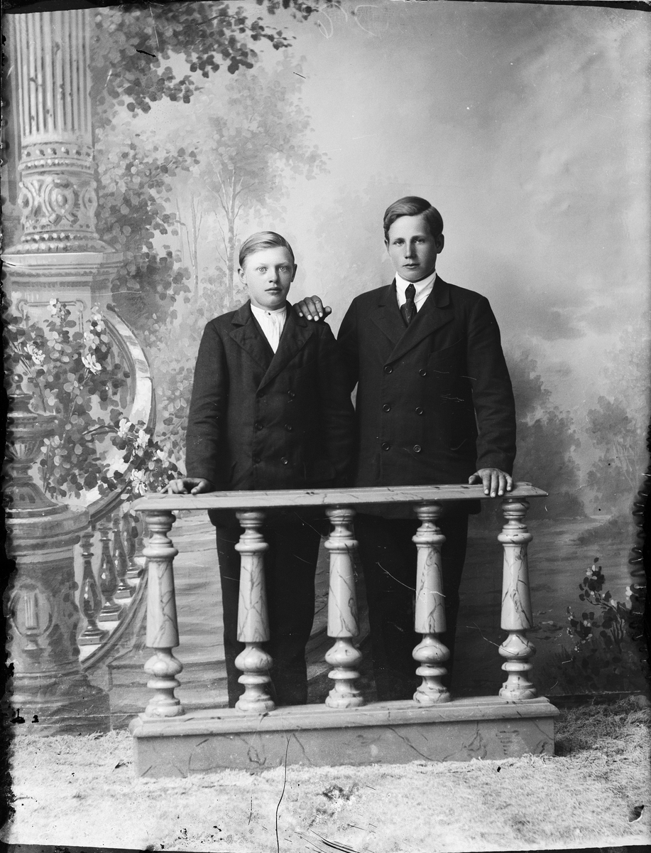 Skötsner-Edhlund, Ateljé Portrait - Two Boys, Östhammar, Uppland