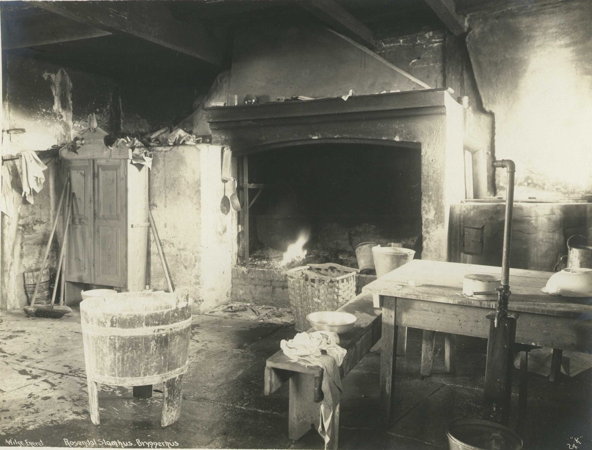 Anders Beer Wilse, Bryggerhuset, Baroniet Rosendal, Kvinnherad, Hordaland. Fotografert 1912.