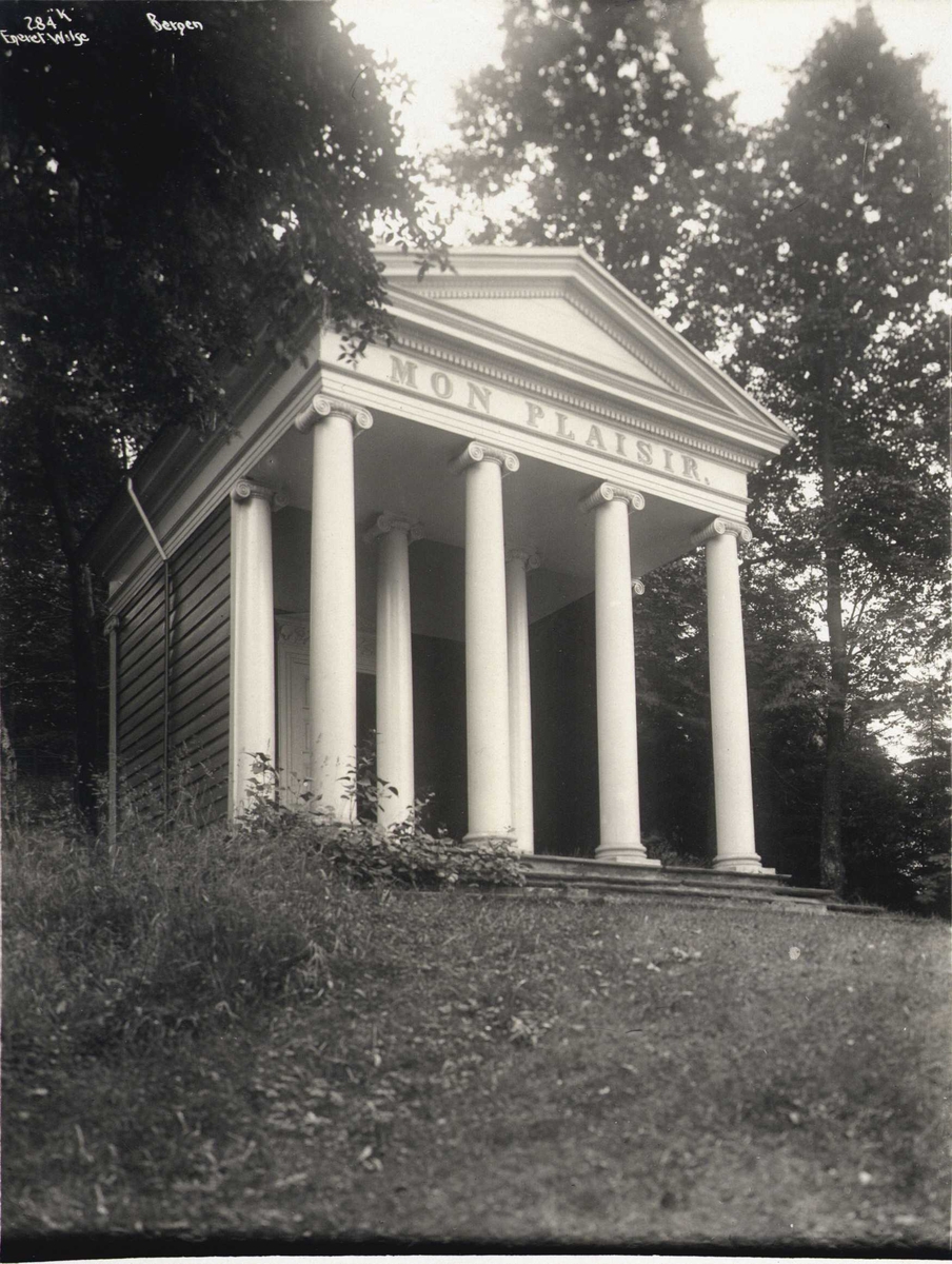 Anders Beer Wilse, Lysthus "Mon Plaisir", Sandviken, Bergen, Hordaland. Fotografert 1912.