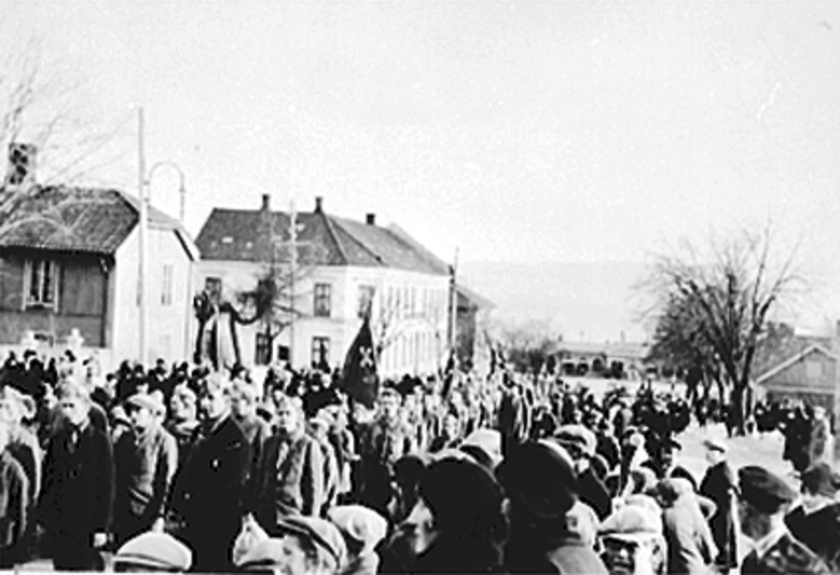 Anno Domkirkeodden, SPEIDERTOG OPP KIRKEBAKKEN, MYE FOLK, BASARBYGNINGEN OG MJØSA I BAKGRUNNEN
