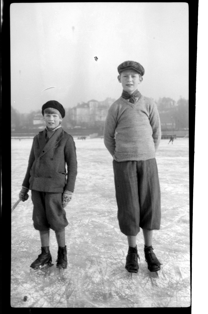 Rolf Sr. Sundt, Brødrene Rolf jr. og Julius Sundt står på skøyter i Frognerkilen. Fotografert 1930.