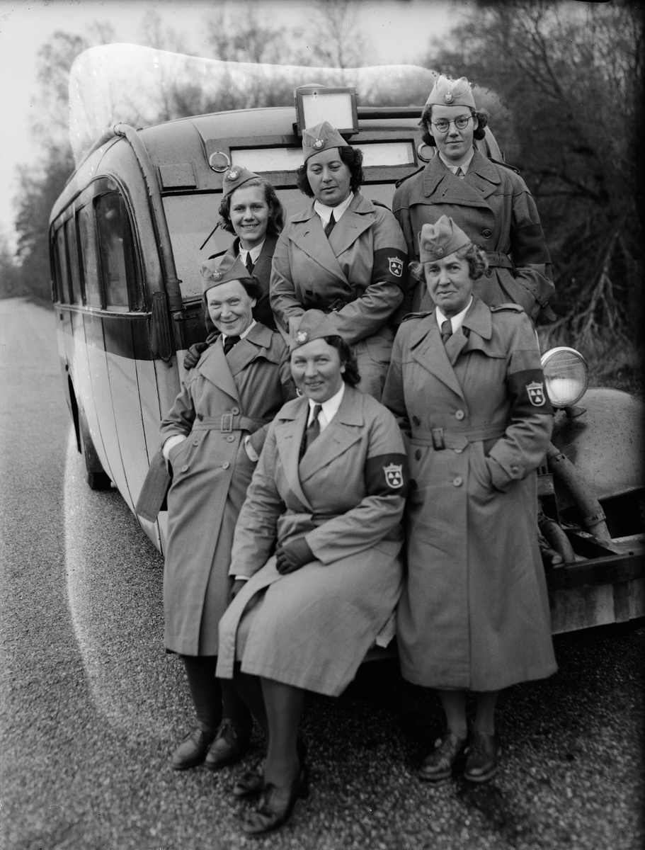 Paul Sandberg, Eva Hellenius, Margareta Olsson, Hedvig Hamilton, Ellen Biloff, Ruth Johansson and Lilly Rosén - participants in Uppsala Kvinliga Bilkår’s Bus Course