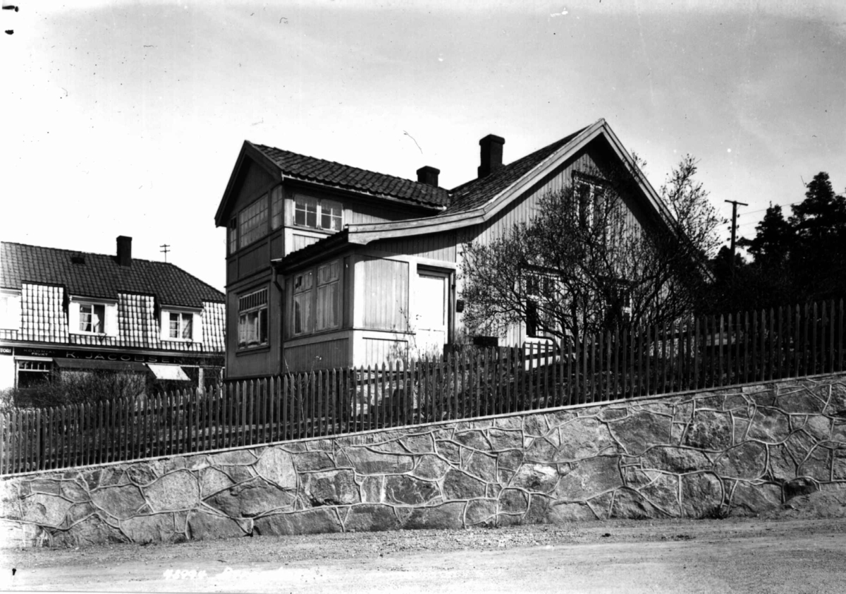 Anders Beer Wilse, Bergenhus, Oslo, Østre Aker. Hus i hage, bak gjerde og mur.