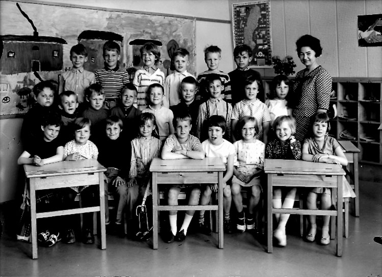 Sven Lindskog, Vasaskolan, klassrumsinteriör, 24 skolbarn med lärarinna fröken Astrid Lindlöf. Klass 1A, sal 5.
