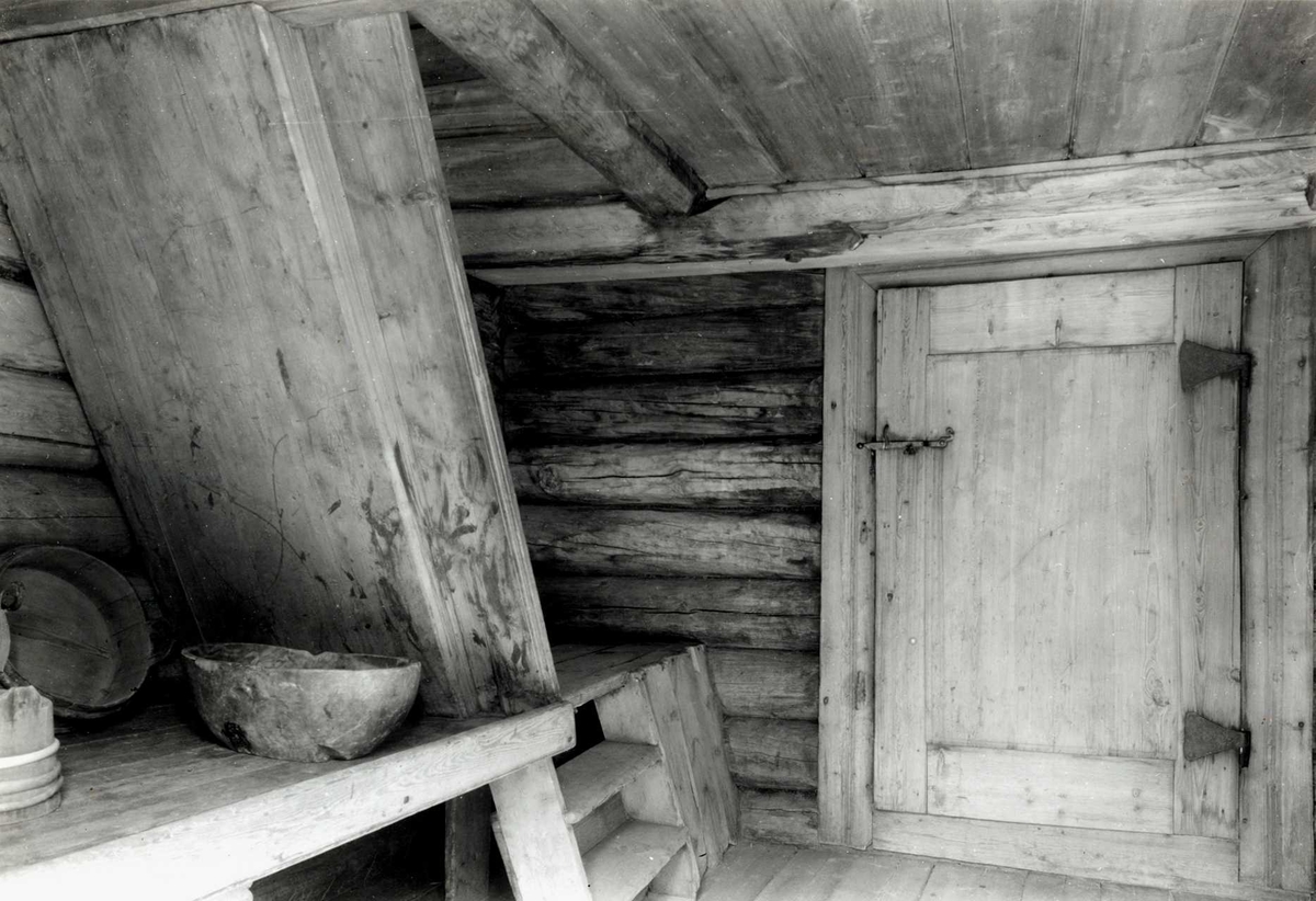 Gisle Midttun, Bjøntegård, Rendalen, Nord-Østerdal, Hedmark. Svala, interiør. Nå på Glomdalsmuseet.