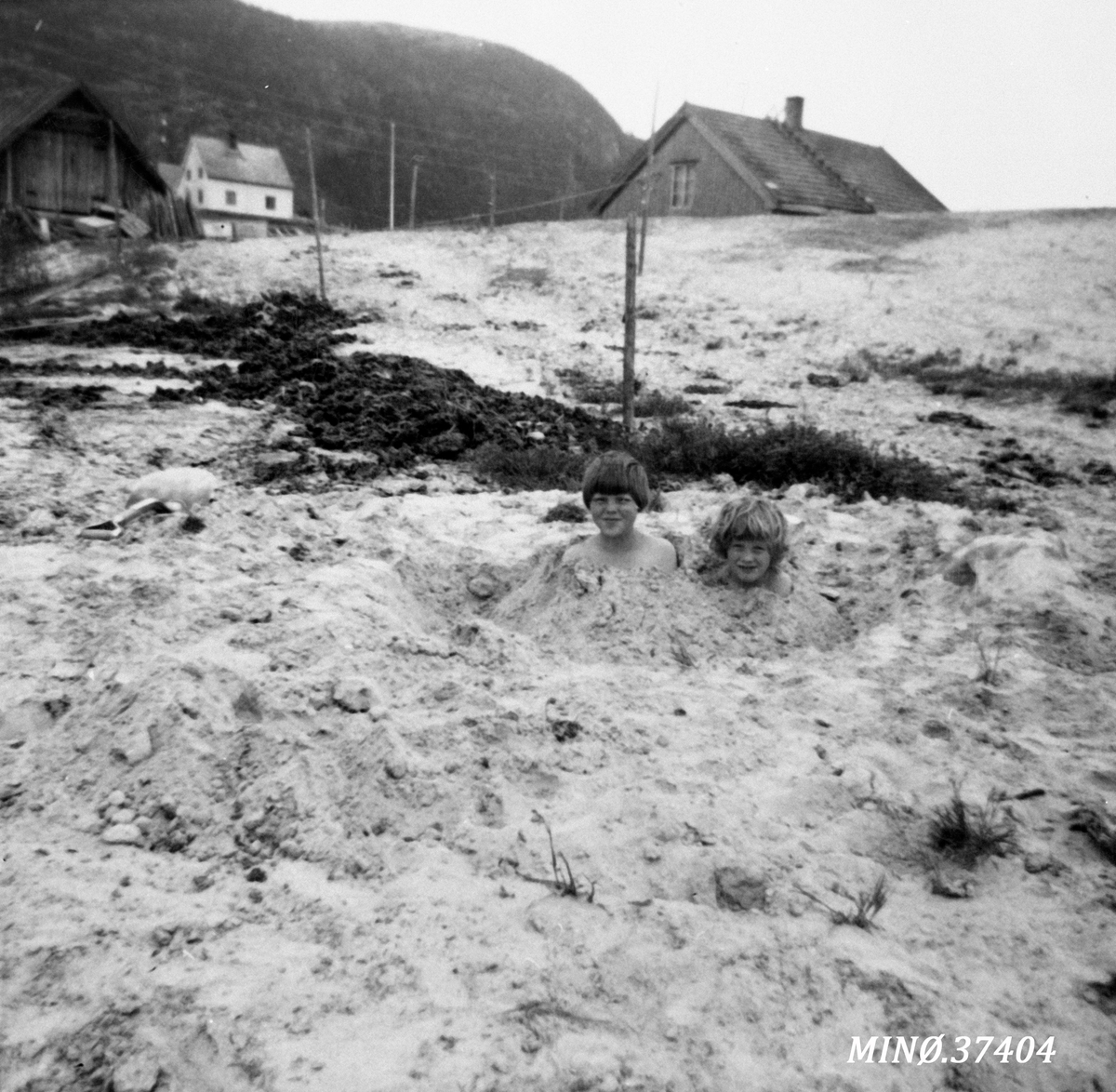 Ukjent, To jenter nedgravd i sand