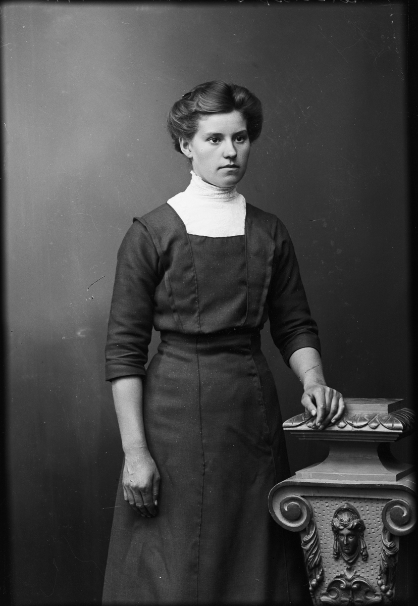 Skötsner-Edhlund, Ateljéporträtt - Esther Pettersson från Pålsmora, Valö socken, Uppland