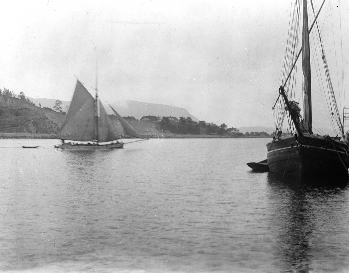 Juliane Fredrikke Langberg, Svelviksundet med seilbåt under seil t.v., seilskute og pram t.h.. I bakgrunnen bebyggelse.. Fra malerinne Juliane Fredrikke Langbergs (1856-1930) samling, tatt ca.1895-1910 med motivkrets slekt og venner samt steder tilknyttet samvær med disse.