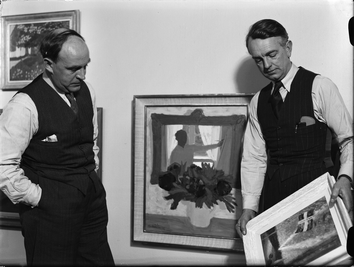 Paul Sandberg, The artists Tor Hörlin and Stellan Mörner prepare art exhibition in Uppsala University’s drawing room, Uppsala February 1943