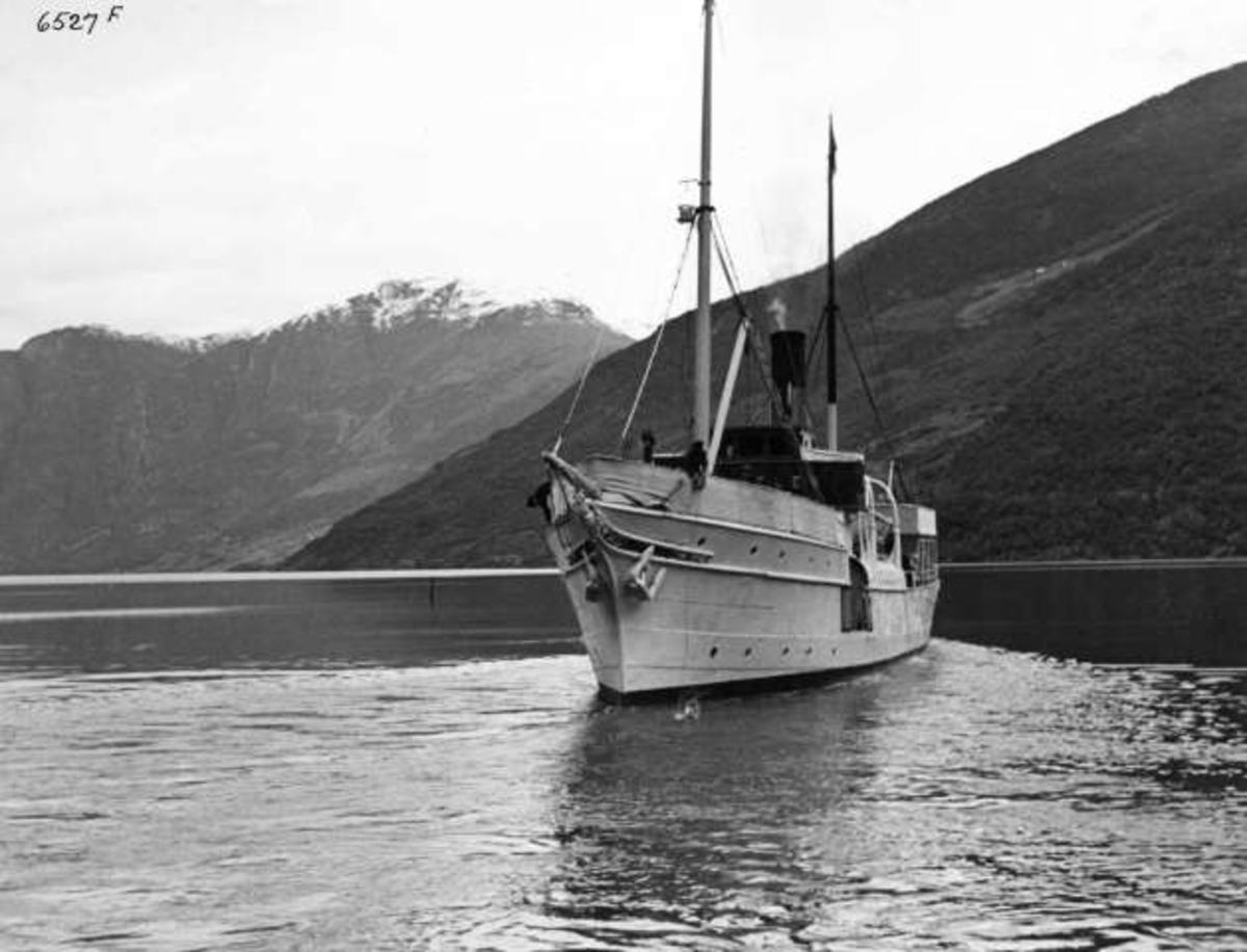 Anders Beer Wilse, DS Hornelen, tilhørende Fylkesbaatane i Sogn og Fjordane. Bygget i England i 1866 og seilte for selskapet fram til 1951, da hun ble hugget opp i Stavanger.