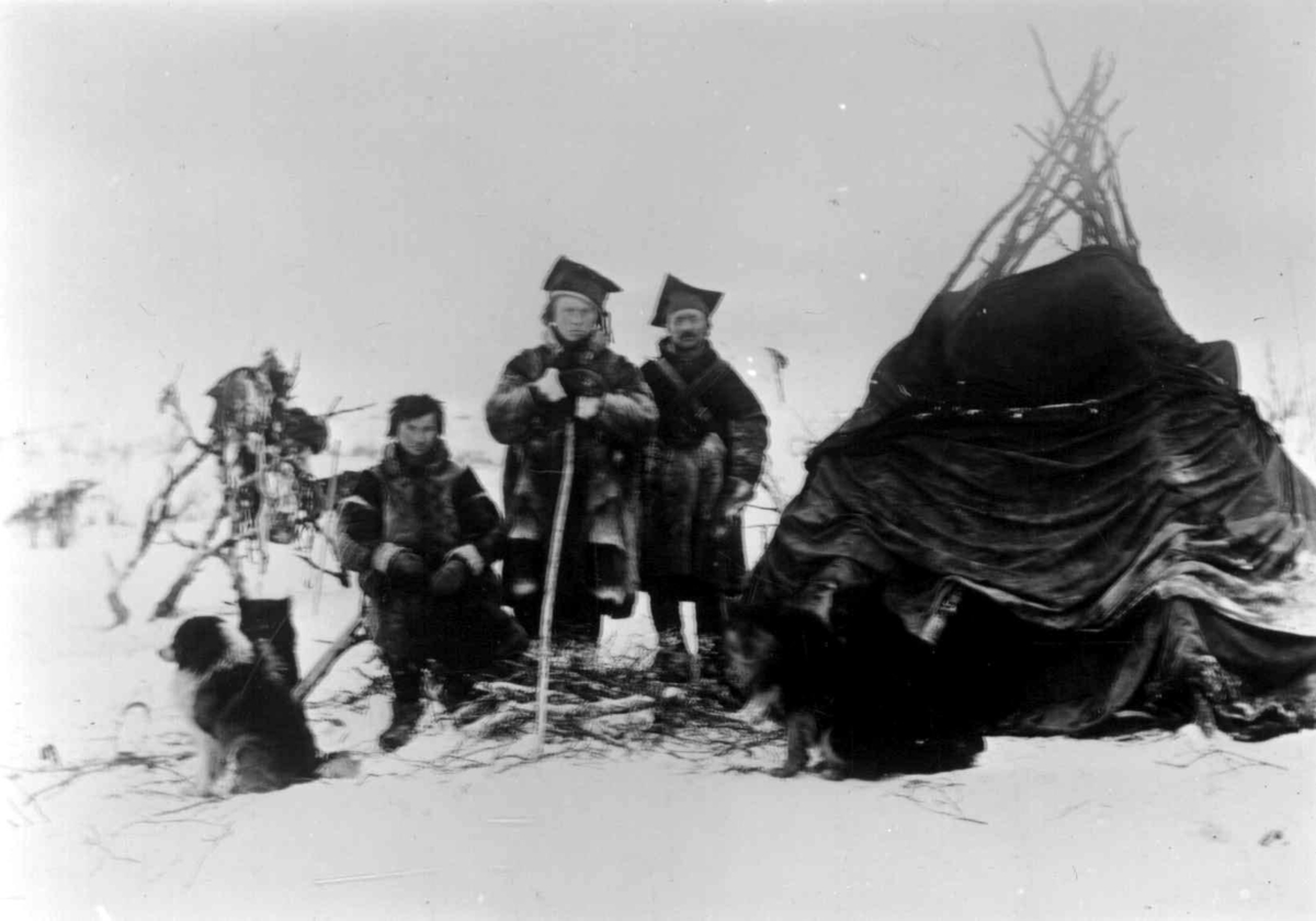 Ellisif Rannveig Wessel, Povel Smuk med sine sønner utenfor sitt vintertelt, Neiden Sør-Varanger, Finnmark,1890-årene.