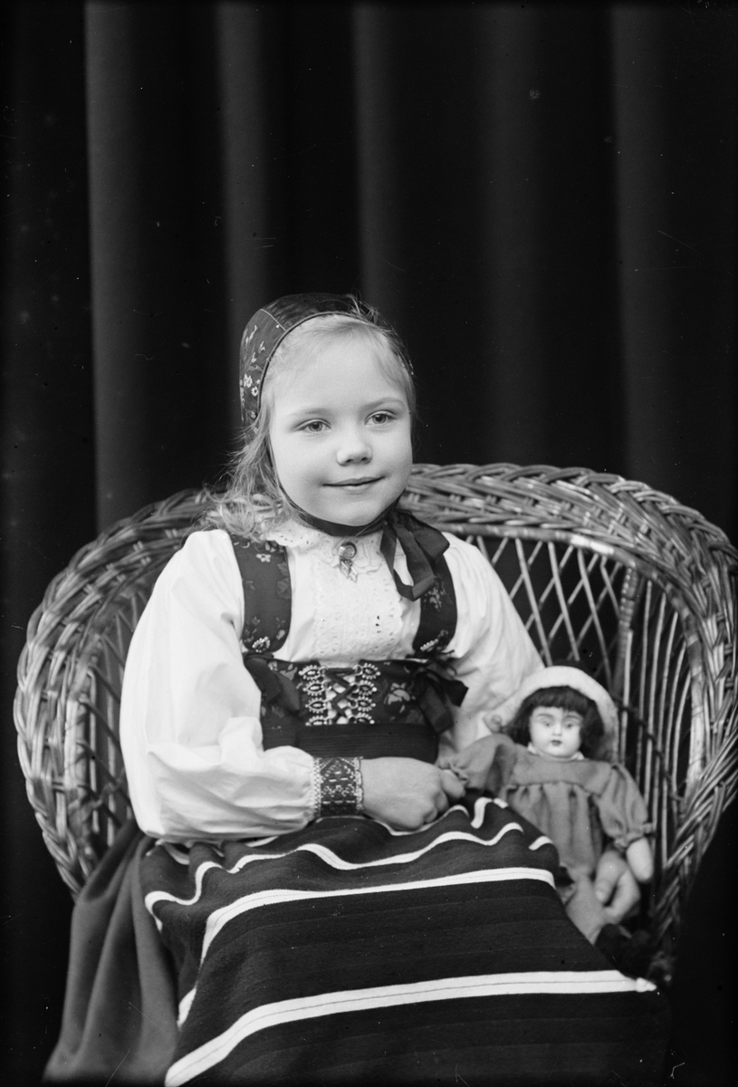 Skötsner-Edhlund, Ateljéporträtt - Tyra Edhlund klädd i folkdräkt, Östhammar, Uppland